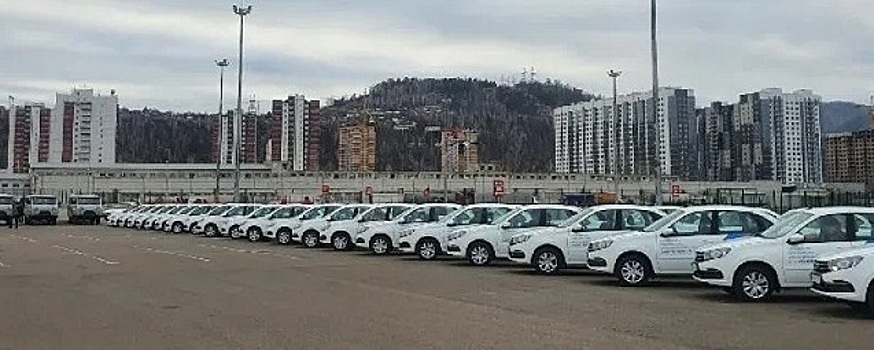 Глава Красноярского края Александр Усс передал 56 медицинских автомашин больницам региона