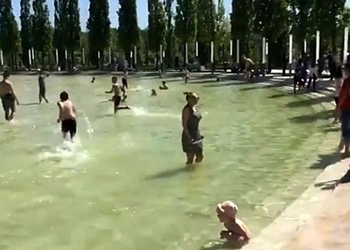 В Роспотребнадзоре не оценили купание детей в парке Галицкого