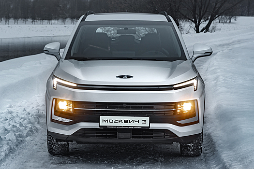 Сотни новых «Москвичей» скопились на стоянке столичного завода