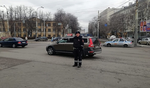 На перекрестке Плехановской и Донбасской сотрудники ГАИ заменили светофоры