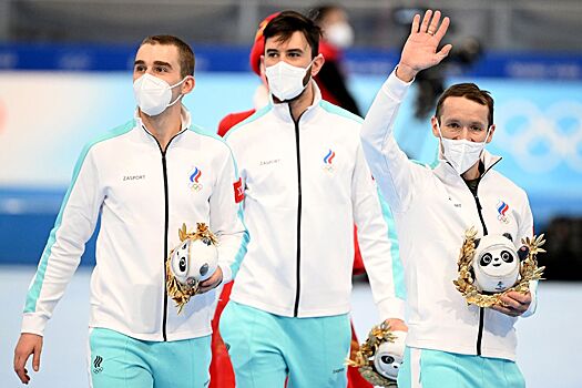 Российские конькобежцы прыгали на подиуме и радовались серебру. Фото командной гонки ОИ