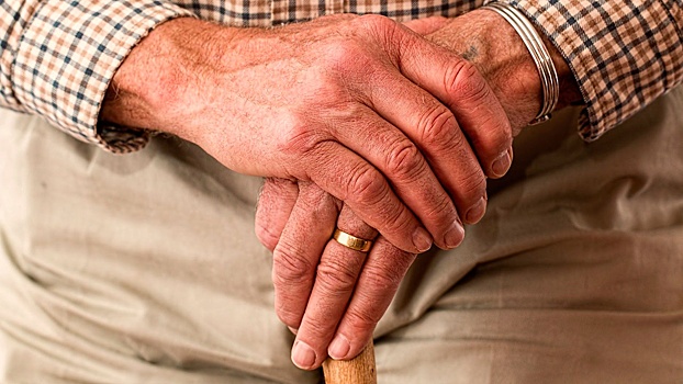 Ученые выяснили, почему пожилые люди тяжелее переносят COVID-19