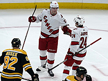 Гол и две передачи Свечникова помогли "Каролине" разгромить "Бостон" в матче НХЛ