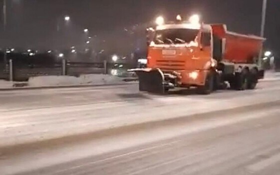 Ночью улицы Оренбурга очищали от снега 16 машин и более 100 коммунальщиков