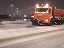 Ночью улицы Оренбурга очищали от снега 16 машин и более 100 коммунальщиков