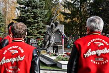 Команда и руководство «Авангарда» возложили цветы к могиле Алексея Черепанова