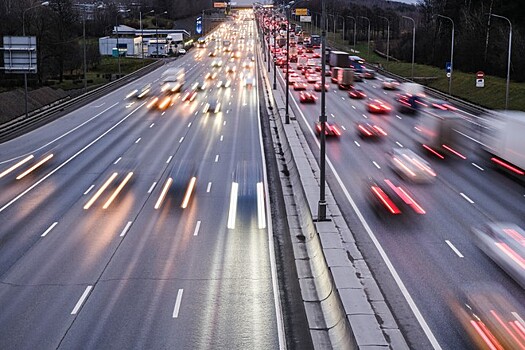 Автоэксперт: в России необходимо повысить скоростной лимит на трассах