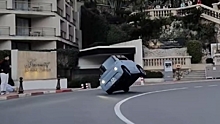 Постарайтесь не засмеяться, когда этот Citroen Ami переворачивается в Монако