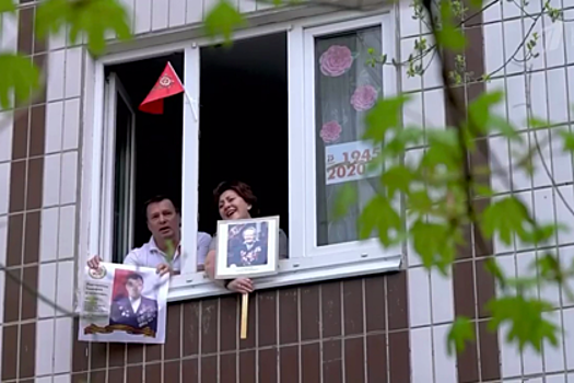 Россияне на самоизоляции спели «День победы» со своих балконов