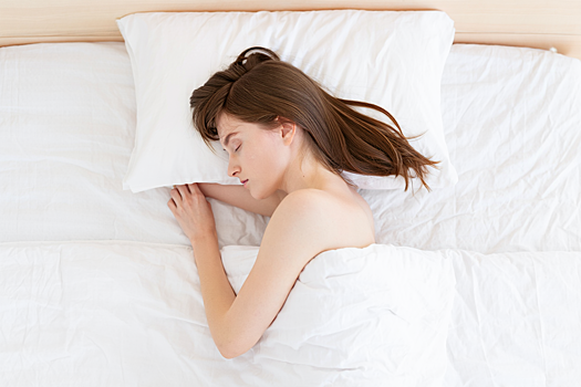 Пластический хирург назвала опасные положения для кожи во время сна