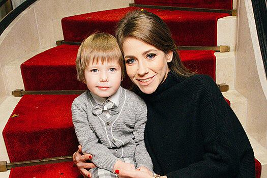 Юлия Барановская с сыном на детской елке Cartier