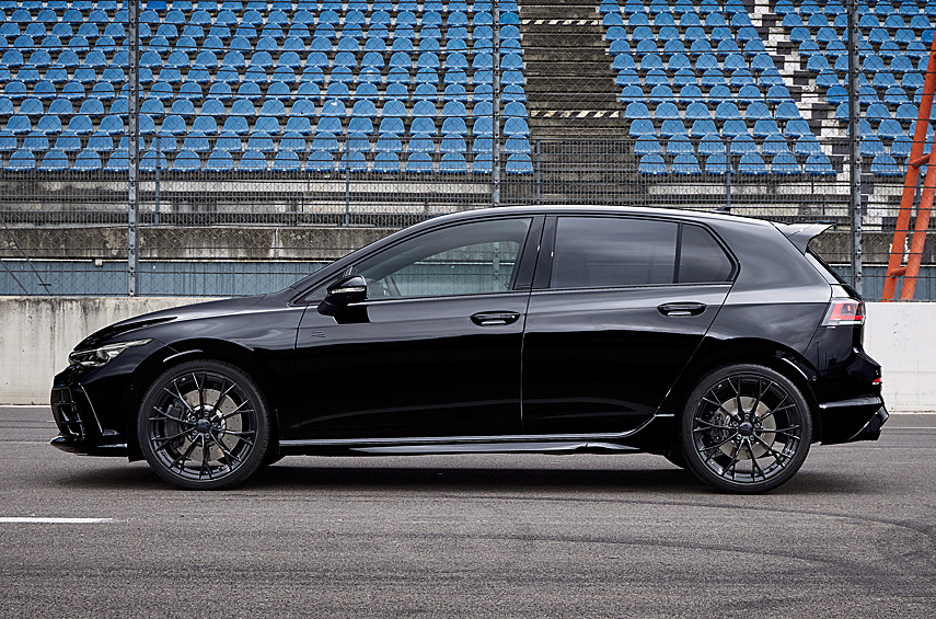 Опционально доступны выхлопная система Akrapovic из титана и матричная головная оптика IQ.Light. «Чёрное» издание Black Edition получило затемнённые декоративные детали. В интерьере — виртуальная приборка диагональю 10,2 дюйма и 12,9-дюймовый дисплей мультимедиасистемы с иными меню и графикой, а также голосовым помощником IDA и ChatGPT.