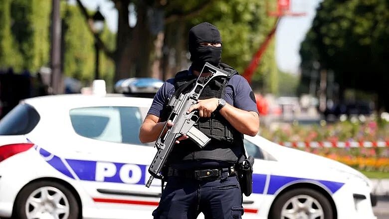 Мужчина напал на правоохранителей в Париже