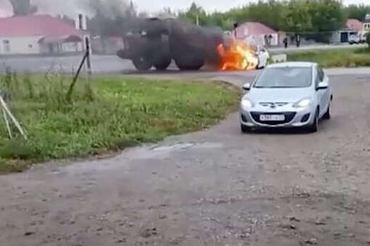 В Чувашии водитель трактора столкнул загоревшийся на дороге автомобиль в кювет