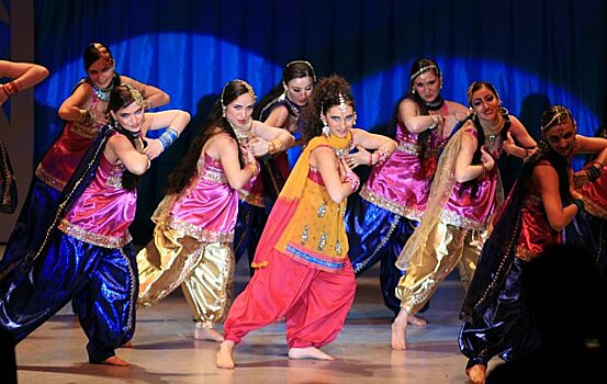 Жители Черемушек постигают азы индийских танцев
