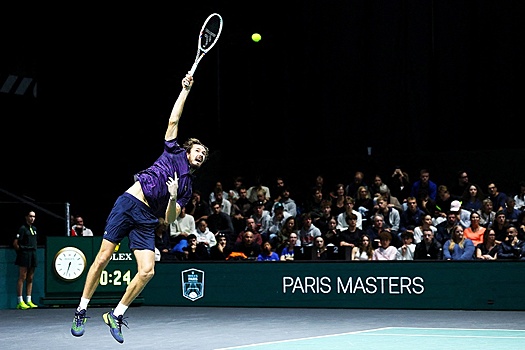 Медведев сыграет со Зверевым в четвертьфинале "Мастерса" в Париже