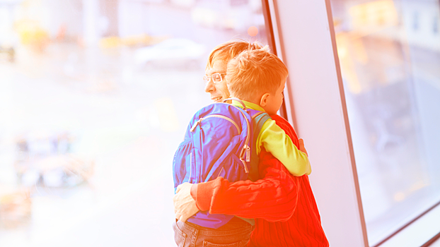 Видео дня: малыш трогательно обнимает незнакомцев в аэропорту