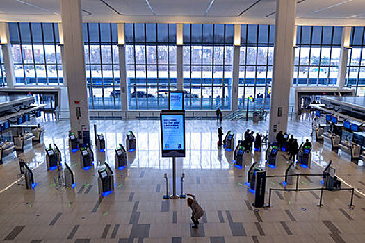 Пассажиров аэропорта заставили ждать результатов ПЦР-теста в очередях на морозе