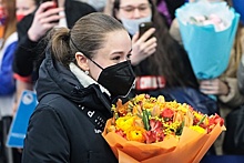 Поклонники и оркестр встретили фигуристку Валиеву в аэропорту Шереметьево