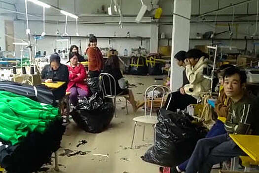 В Подмосковье обнаружили подпольную фабрику, где 13 мигрантов шили одежду