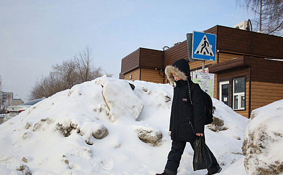 Завалило снегом пешеходные переходы в Октябрьском районе