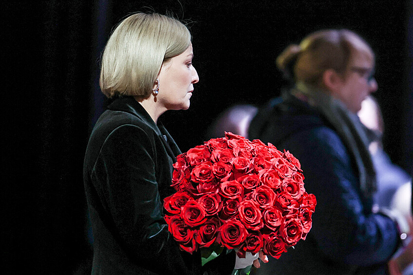 Министр культуры РФ Ольга Любимова во время прощания с актрисой Верой Алентовой в Московском драматическом театре имени А. С. Пушкина, 29 декабря 2025 года