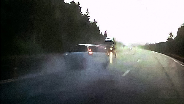 Опасная вода: водитель "Лады" чудом выжил при аквапланировании