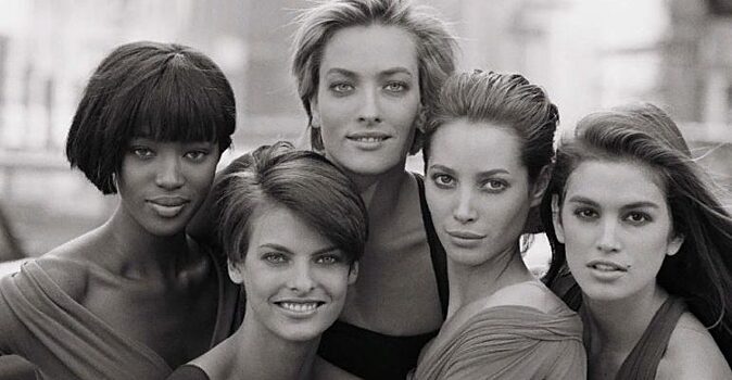 Из топ-моделей в простых женщин. Как сейчас выглядят звезды модных показов 90-ых.