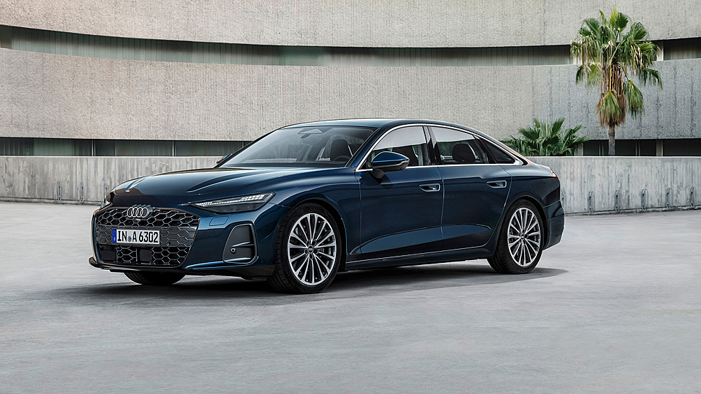 Спустя полтора месяца в гамме нового поколения Audi A6 случилось пополнение — к универсалу A6 Avant прибавился базовый седан. По дизайну кузова и салона, оснащению и агрегатам обе модели полностью идентичны.