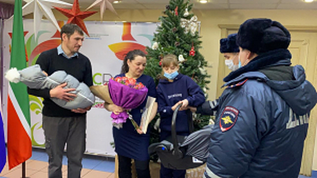 Сотрудники ГИБДД передали автокресло для новорожденного, которому помогли появиться на свет 