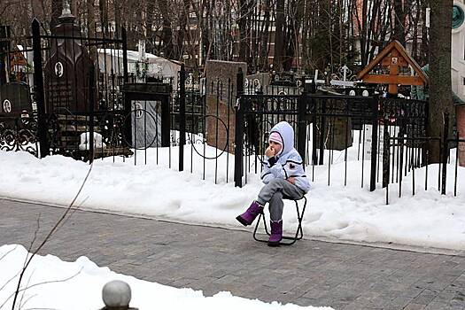 Российская школьница отнесла мамины украшения на кладбище