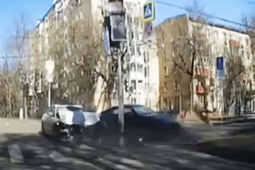 В Москве на видео попало лобовое столкновение легковушек