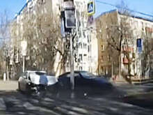 В Москве на видео попало лобовое столкновение легковушек