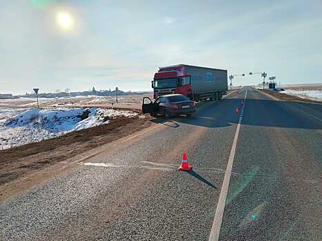 В Оренбуржье при столкновении легковушки и большегруза пострадала женщина