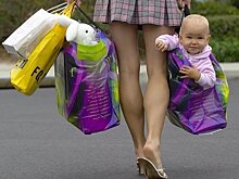 Мамаша в магазине случайно утащила чужого малыша
