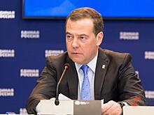 Медведев назвал американского сенатора «старым дураком» и напомнил, что сенаторов тоже убивают
