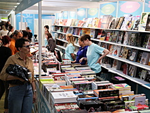 Теряющим покупателей книжным магазинам посоветовали стать «центрами развлечений»