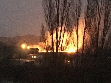 Пал травы в Черняховске приняли за пожар на авторемонтном заводе
