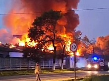 Крупный пожар охватил хлебозавод в Апшеронске