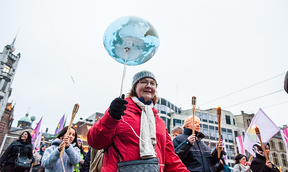 Факельное шествие в Амстердаме во время празднования Международного женского дня в Нидерландах, 2017 год