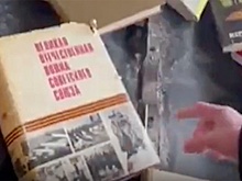 Журналист ABC News Патрик Ривелл показал, как в Киеве уничтожают книги на русском языке