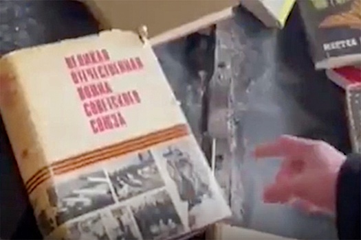 Журналист ABC News Патрик Ривелл показал, как в Киеве уничтожают книги на русском языке