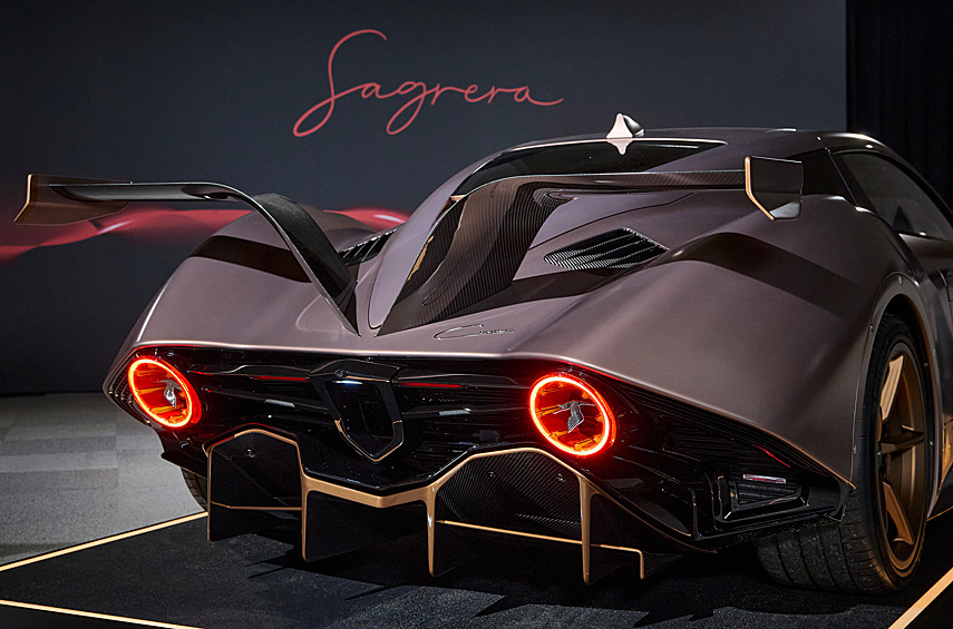 Обещаны увеличенная прижимная сила и улучшенное сцепление с дорожным покрытием. В интерьере — видоизменённая центральная консоль, современная мультимедийная система и обивка алькантарой со вставками из чёрной и красной кожи.