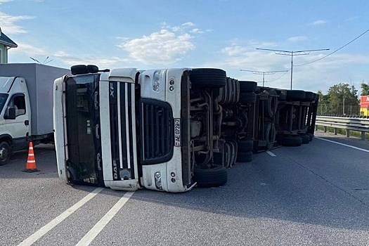 Пробка образовалась на М-4 в Воронежской области из-за перевернутой фуры
