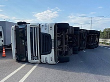 Пробка образовалась на М-4 в Воронежской области из-за перевернутой фуры