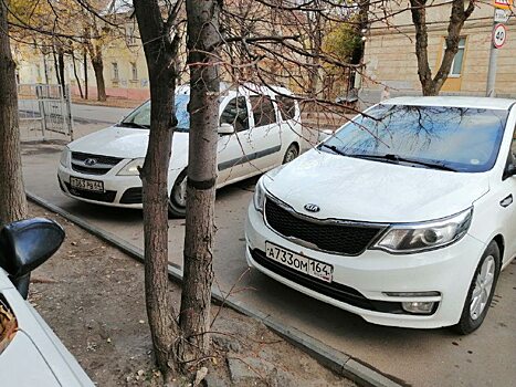Саратовцы пожаловались на паркующихся на тротуарах автохамов в Ленинском районе