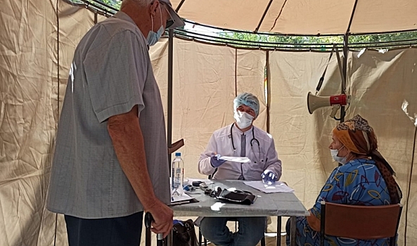 В Волгограде во дворе дома по улице Восточно-Казахстанской развернули мобильный пункт вакцинации