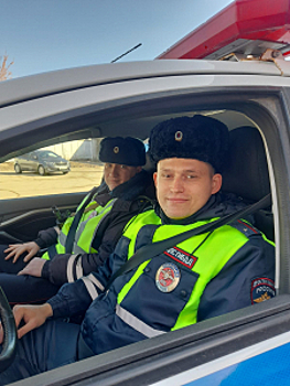 В Самарской области сотрудники Госавтоинспекции оказали помощь мужчине с ограниченными возможностями, попавшему в трудную ситуацию на дороге