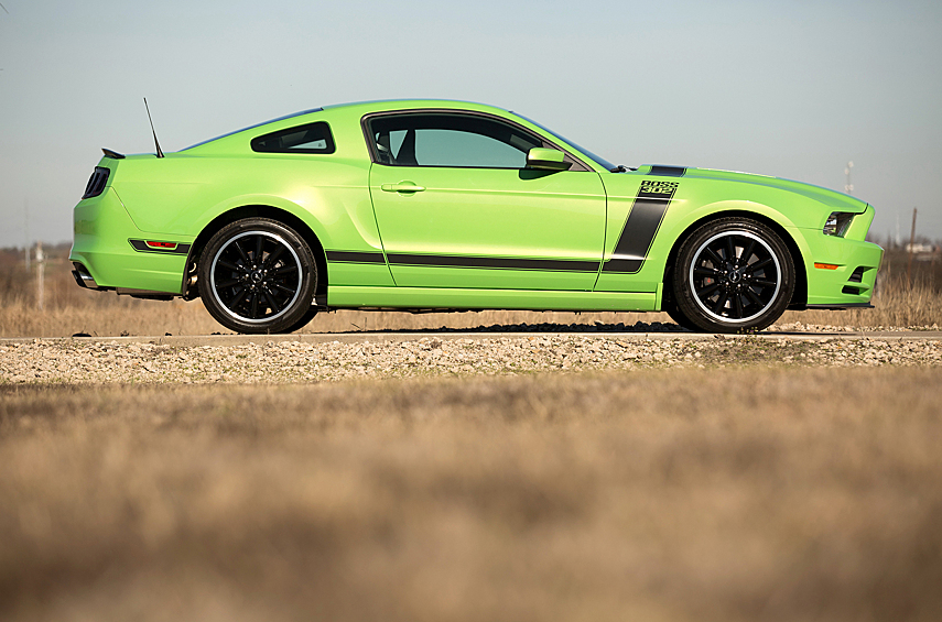 Mustang Boss 302. Для фанатов изощренного инжиниринга и филигранной управляемости Ford Mustang все равно что дикий и примитивный варвар. Действительно, спортивная машина с балкой моста воспринимается как минимум странной. Впрочем, задняя зависимая подвеска — вовсе не приговор! Boss 302 из линейки пятого поколения не даст соврать. Скажем больше, наличие подобного автомобиля в гараже говорит о том, что его владелец — фанат модели и наверняка знает толк в быстрой езде по гоночным трассам.