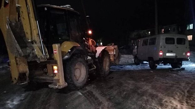 В столкновении УАЗа с трактором под Саратовом разбилась женщина